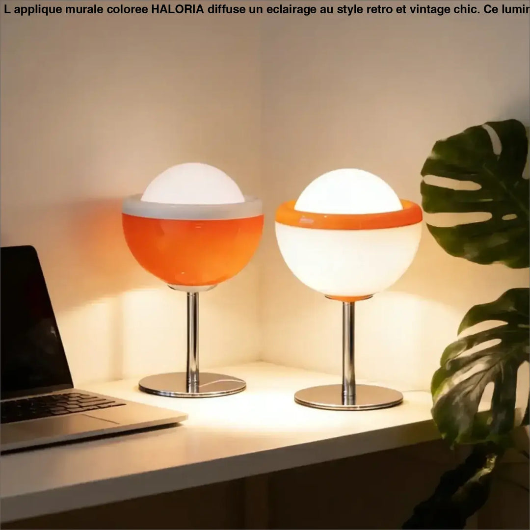 Lampe de table maniiY avec deux lampes led à forme sphérique, une orange et blanche, l’autre blanche sur tiges chromées