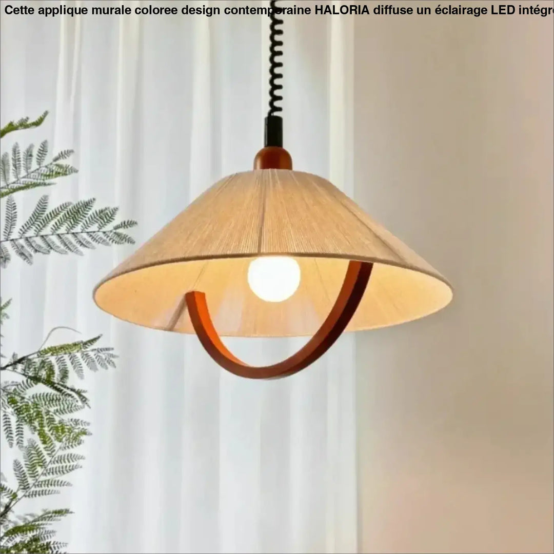 Applique murale coloree design contemporaine haloria avec abat-jour conique en tissu tissé et accents en bois