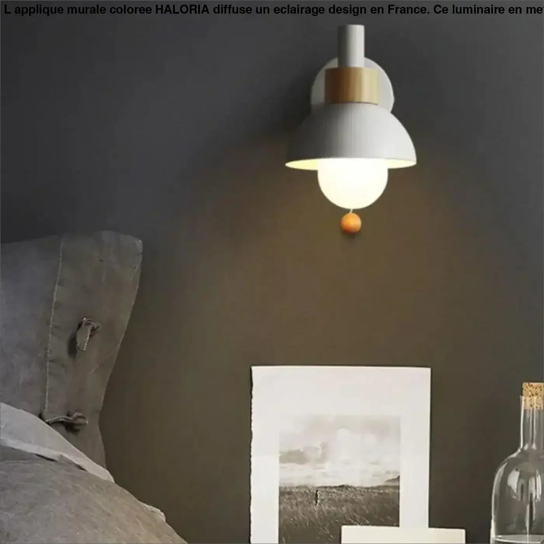 Modern applique murale coloree grise avec accent en bois et orbe orange suspendu haloria