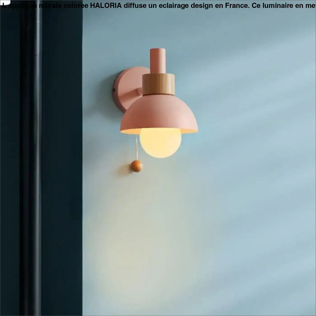 Applique murale coloree haloria avec abat-jour dôme arrondi en pastel rose et bois naturel