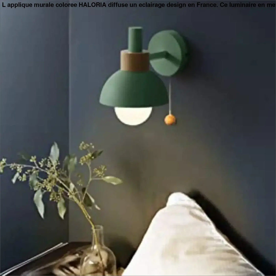 Applique murale coloree haloria en vert avec accent en bois et cordon orange pour un éclairage mural design