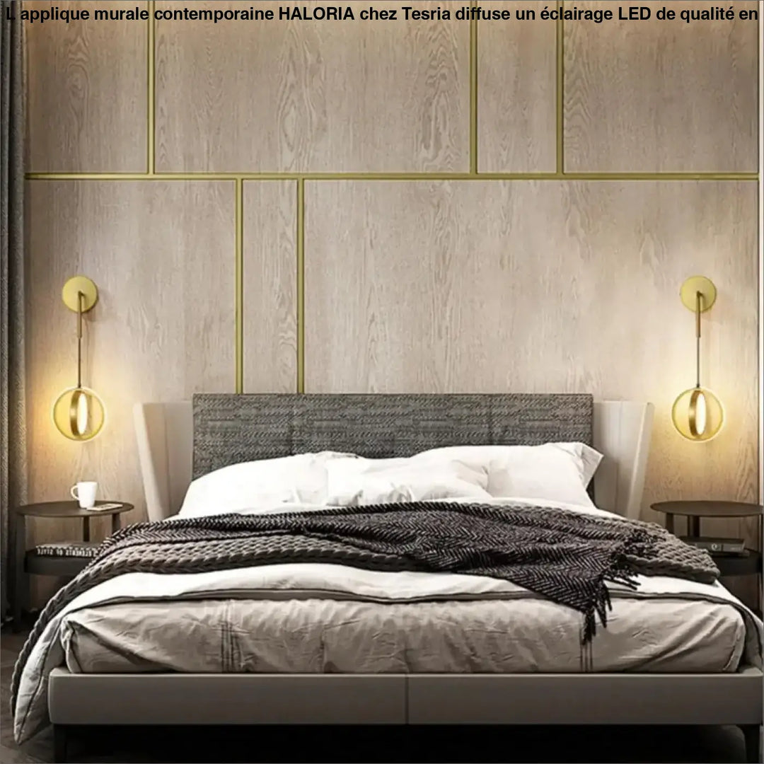 Lit moderne gris avec tête de lit texturée et plaid sombre pour complémenter une applique murale contemporaine HALORIA
