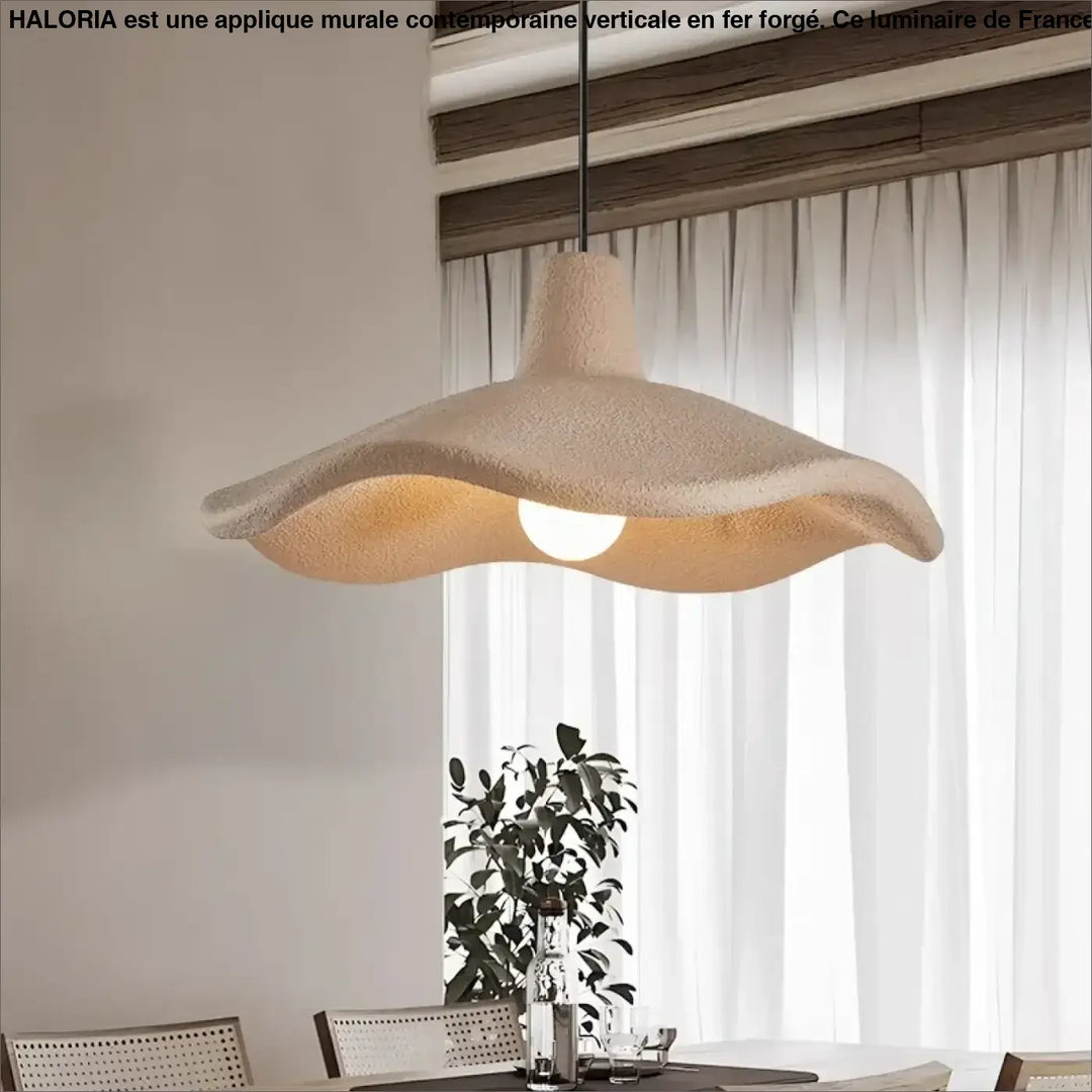 Applique murale contemporaine verticale en fer forgé haloria avec suspension en céramique crème texturée à design pétale