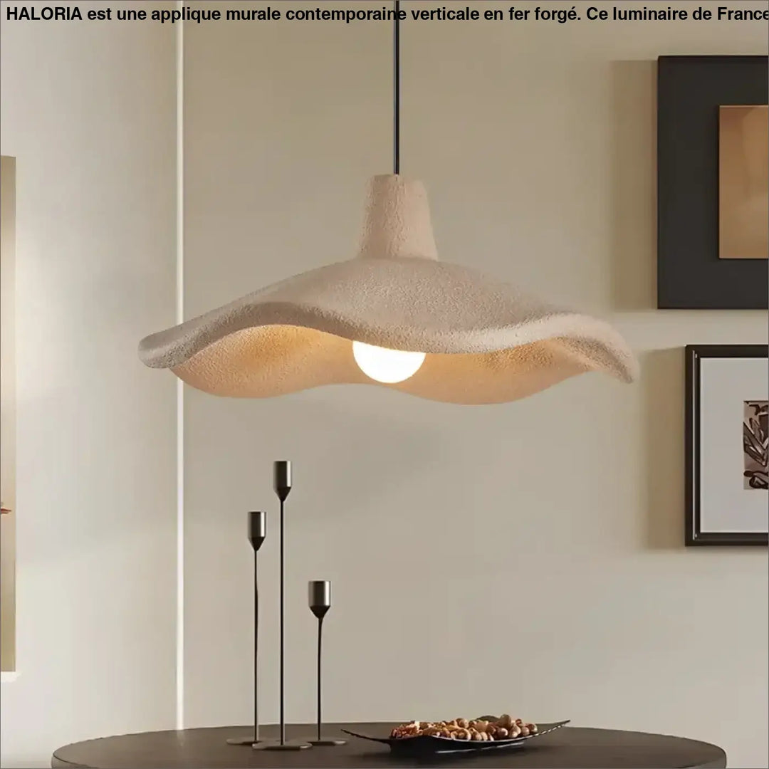 Applique murale contemporaine verticale en fer forgé avec suspension beige texturée design ondulé organique haloria