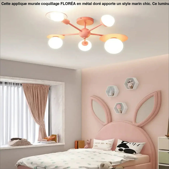 Luminaire plafonnier pastellee avec cinq ampoules sphériques et un hub central design moderne en rose pastel