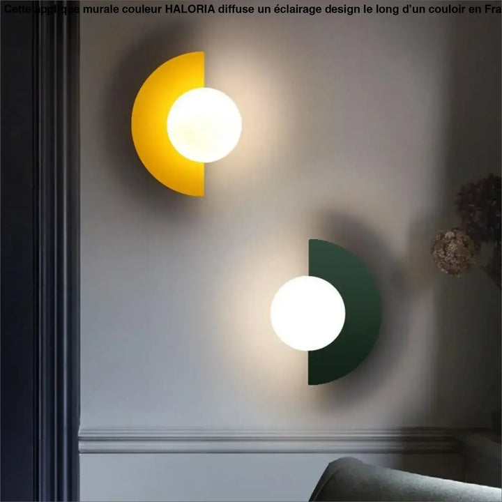Deux appliques murales couleur haloria avec ampoules en verre dépoli et abat-jour demi-lune jaune et vert en métal