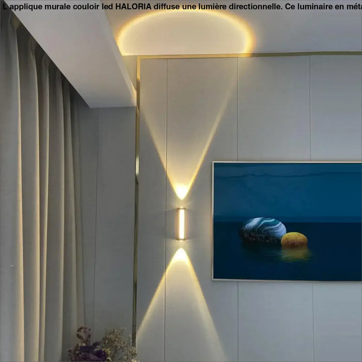 Applique murale couloir led haloria avec design minimaliste rectangulaire et lumière dorée projetant des faisceaux triangulaires élégants
