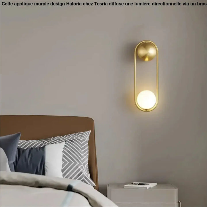 Applique murale isaih en métal doré avec cadre ovale et accents sphériques diffusant une lumière blanche élégante