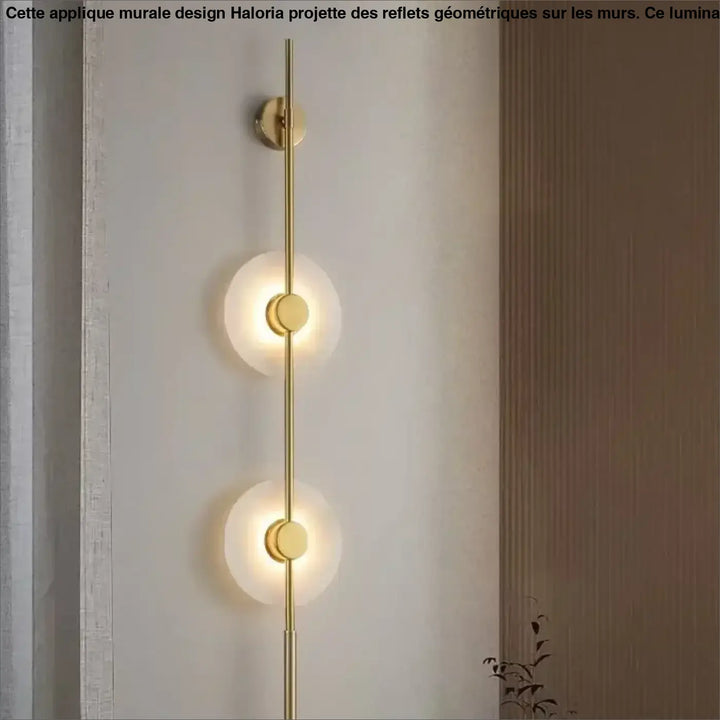 Applique murale gold-toned minimaliste avec deux abat-jours en verre dépoli, idéale pour salle à manger