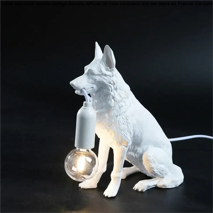 Lampe de table kanis en céramique blanche en forme de berger allemand lumineux tenant une ampoule dans la bouche