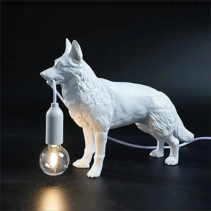 Lampe de table kanis en céramique blanche avec berger allemand lumineux tenant une ampoule sculpturale