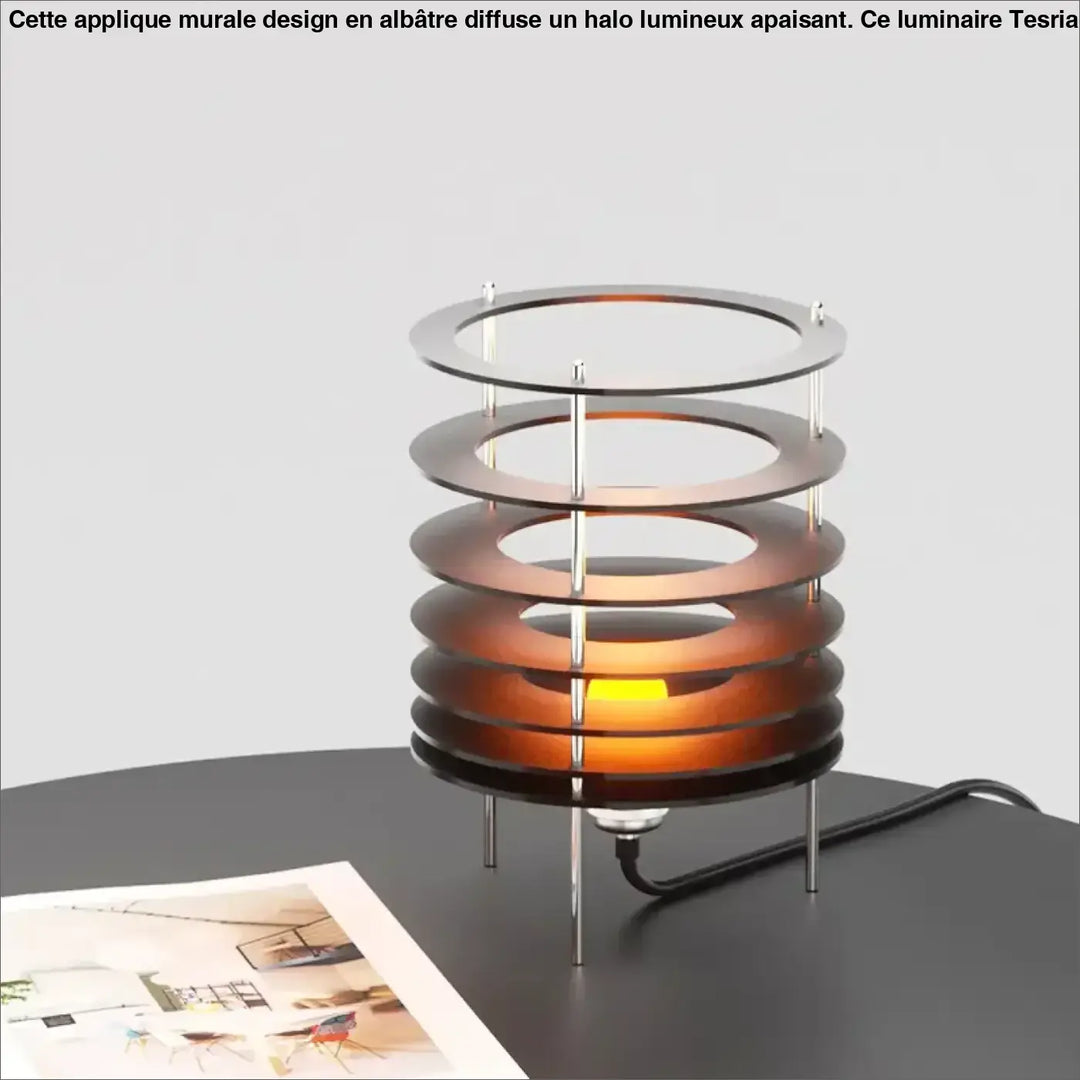 Lampe de table krona avec anneaux superposés en verre ambré et supports métalliques pour décoration intérieure moderne