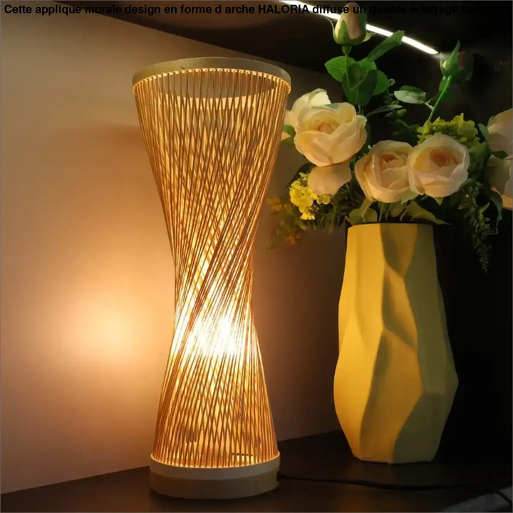 Lampe de table musa en rotin tressé et finition bois naturel avec lumière douce et design en bambou tordu