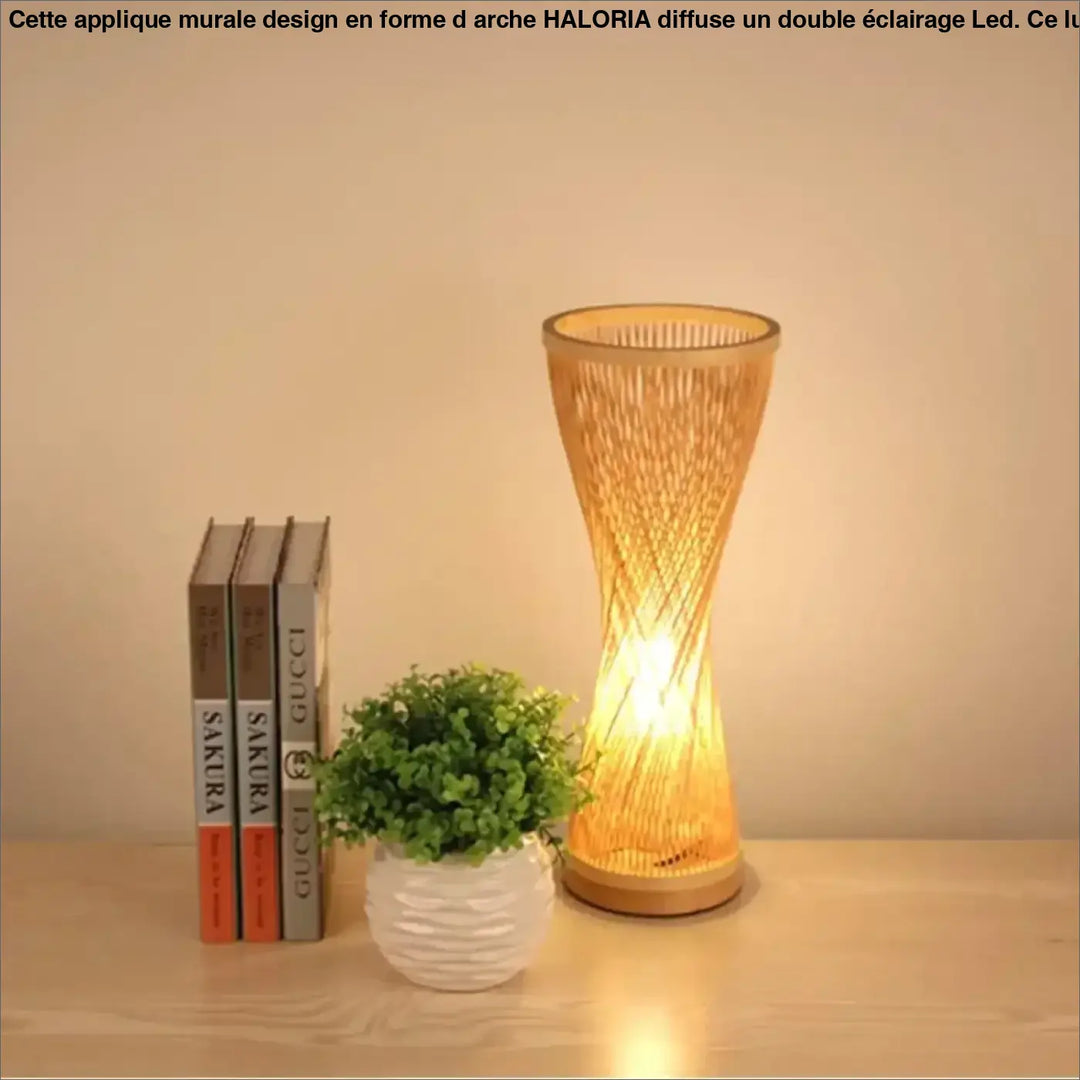 Lampe de table musa en rotin naturel tressé avec lumière douce et design en bambou torsadé sur socle circulaire