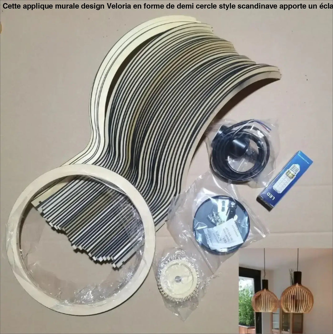 Composants de suspension luminaire fosach en bois aux lignes courbes finition naturelle avec accents rayés noirs en kit