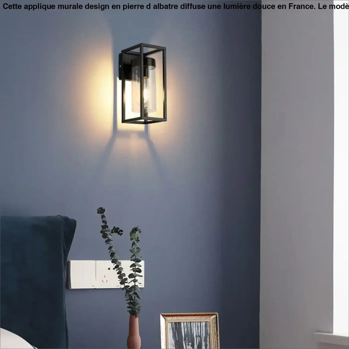 Applique murale orion en verre clair avec cadre noir illuminée dans un style industriel chic élégant