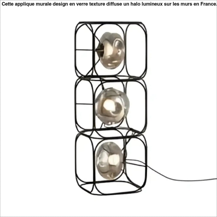 Lampe de table haloza en cube metal noir avec trois sphères lumineuses en verre empilées pour un table design sculptural