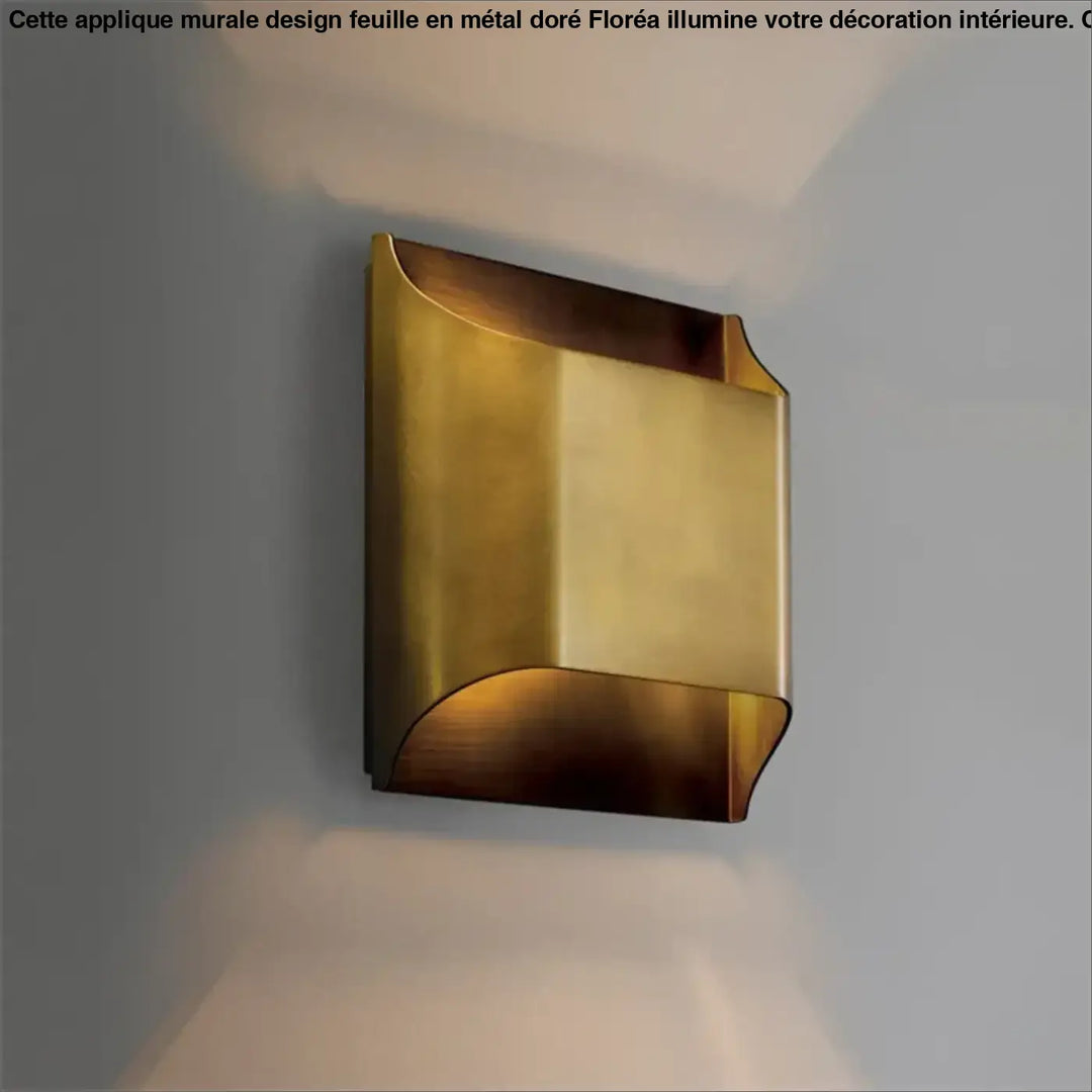 Applique Murale Contemporaine Carrée Sculpturale Dorée