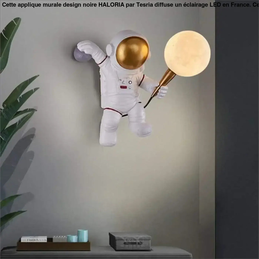 Applique murale design noire avec astronaute blanc casque doré et lumière lune dorée haloria