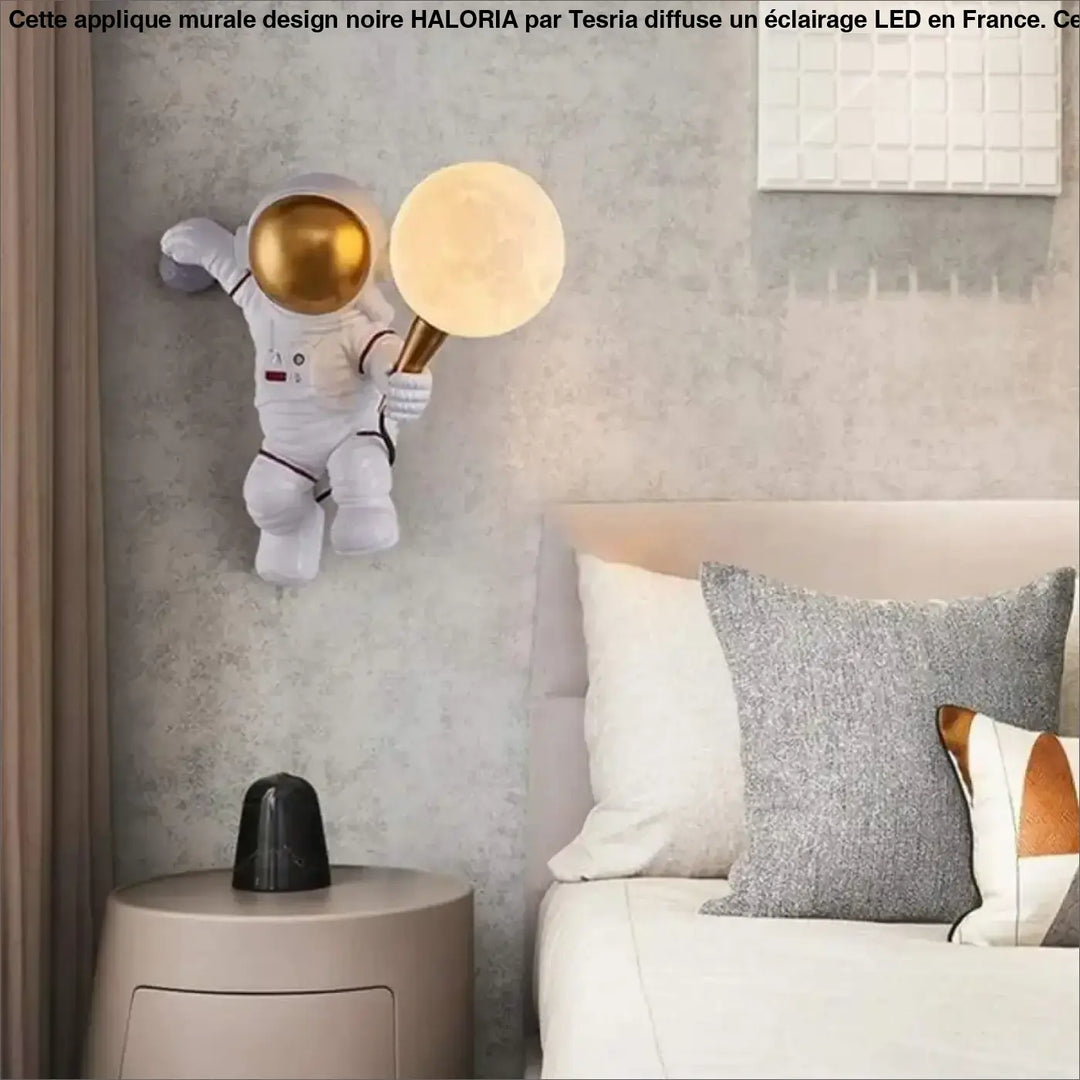 Applique murale design HALORIA blanche avec casque doré tenant une lampe murale design lune lumineuse dorée