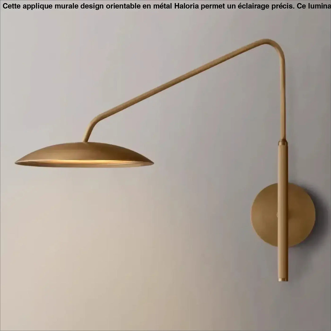 Applique murale design orientable en metal haloria avec bras courbé et base circulaire en laiton élégant