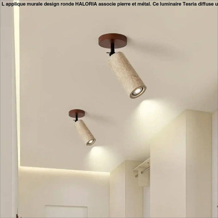 Plafonnier spot orientable en travertin jaune et bois chic