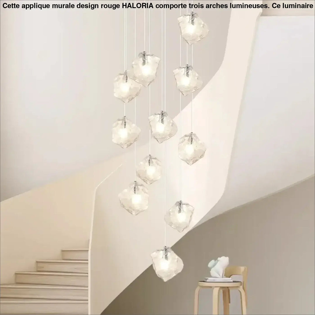 Suspension en cascade de boules transparentes lumineuses