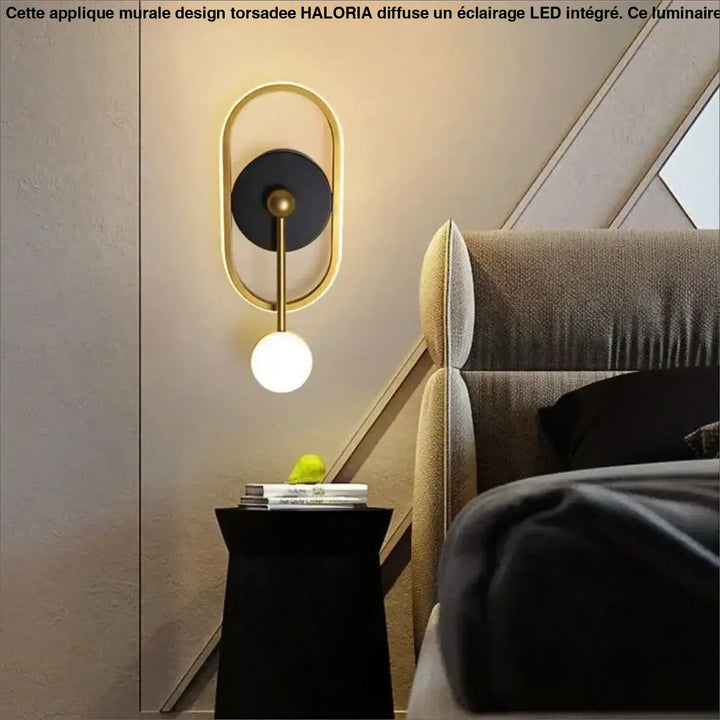 Applique murale haloria avec cadre doré moderne, accent noir circulaire et ampoule sphérique blanche lumineuse design murale