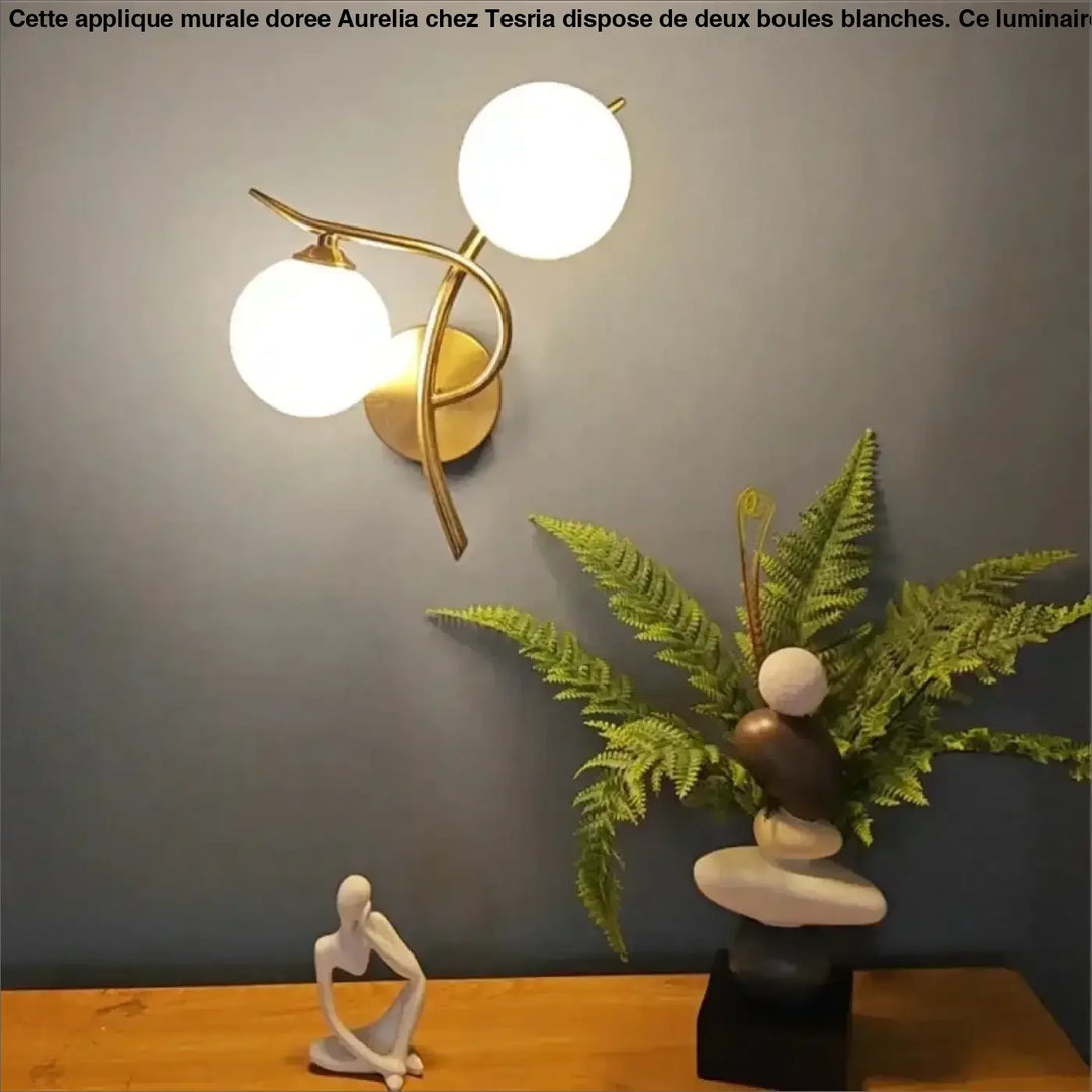 Applique murale dorée aurelia avec deux globes en verre dépoli sphériques pour un éclairage élégant