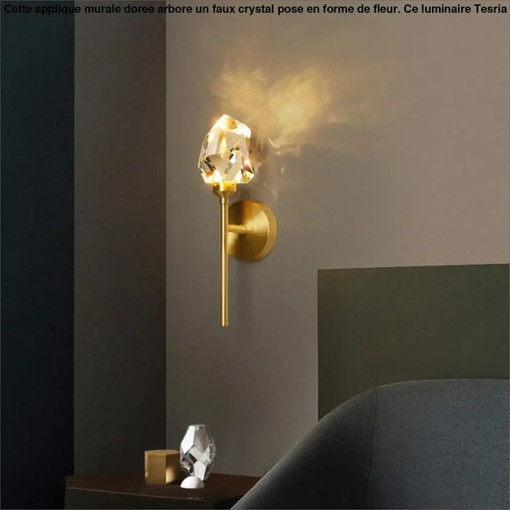 Applique murale dorée avec un faux crystal posé comme une fleur

