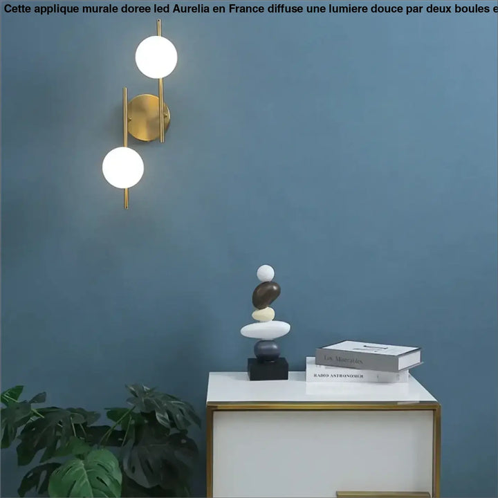 Applique murale dorée LED avec deux boules blanches

