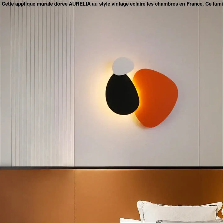 Applique murale moderne avec une plaque orange et l'autre noir

