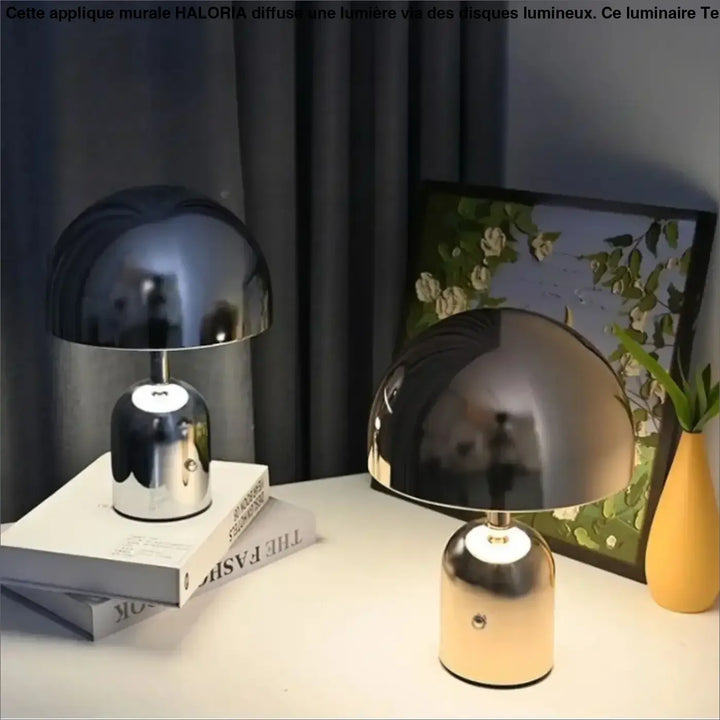 Deux lampes de table modernes à abat en forme de dôme avec finition métallique reflets miroir noir et or sur surface blanche
