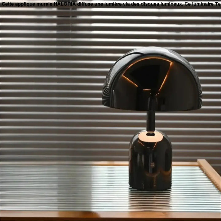 Lampe de table noire en céramique brillante avec abat-jour dome incurvé et base cuivrée pour table moderne à reflets miroir