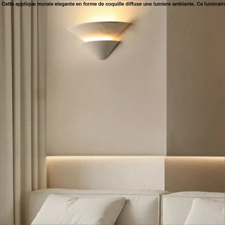 Applique murale decli en céramique blanche moderne avec design triangulaire émettant une lumière ambiante chaude pour décoration intérieure murale élégante