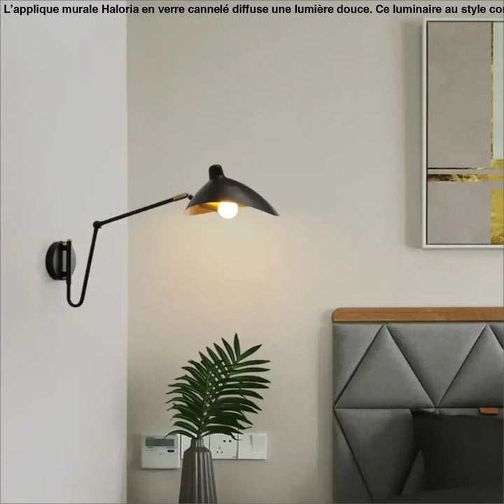 Applique murale en métal noir avec bras courbé et abat-jour conique en verre cannelé style contemporain haloria