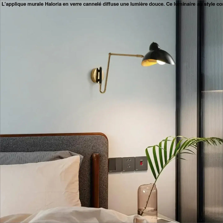 Applique murale noire et laiton réglable en verre cannelé avec un style contemporain élégant par HALORIA