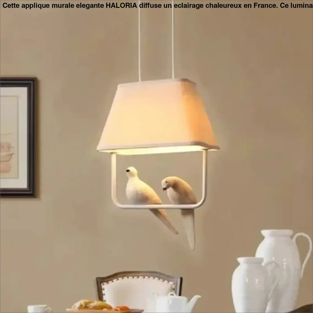 Suspension luminaire lumibird avec abat-jour en tissu blanc et cadre métallique minimaliste ornée de deux colombes sculptées
