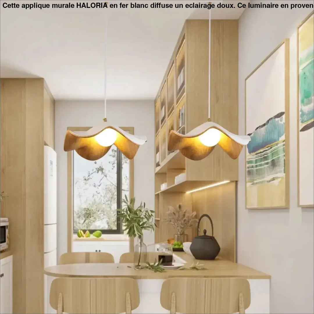 Deux suspensions ondulées ton chaud en bois naturel pour eclairage doux avec applique murale en fer blanc haloria