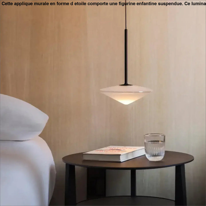 Suspension luminaire potem avec tige noire élégante et verre blanc avec courbes délicates diffusant une lumière douce