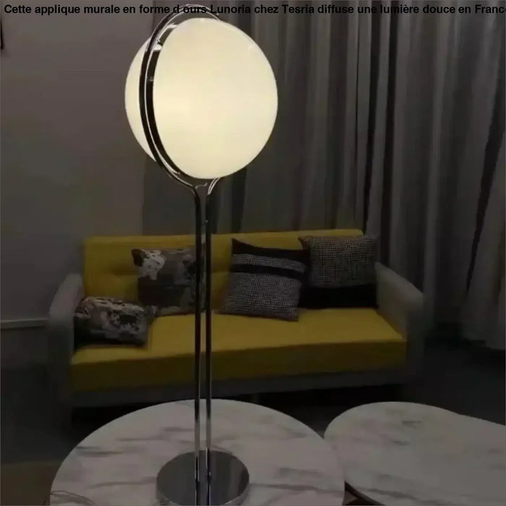 Lampadaire isandy chrome avec ampoule sphérique blanche entourée danneau métallique moderne et élégant