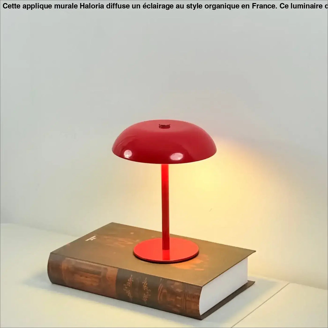Lampe de table kapel en métal rouge brillant avec silhouette minimaliste et détail participe design table moderne