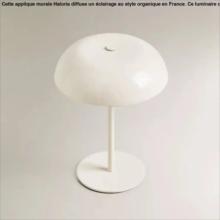 Lampe de table kapel avec silhouette minimaliste blanche brillante et base métallique moderne de table moderne