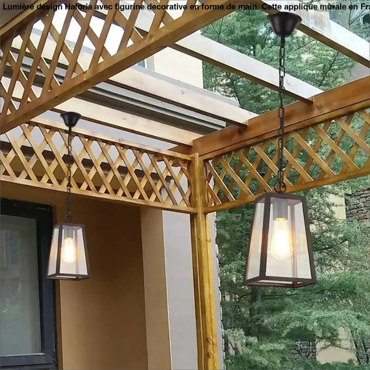 Suspension luminaire jardi en métal noir avec panneaux en verre clair suspendue à une pergola en bois