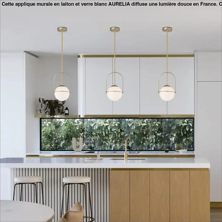 Suspension Globe Moderne Verre Opalin Structure Dorée Élégante

