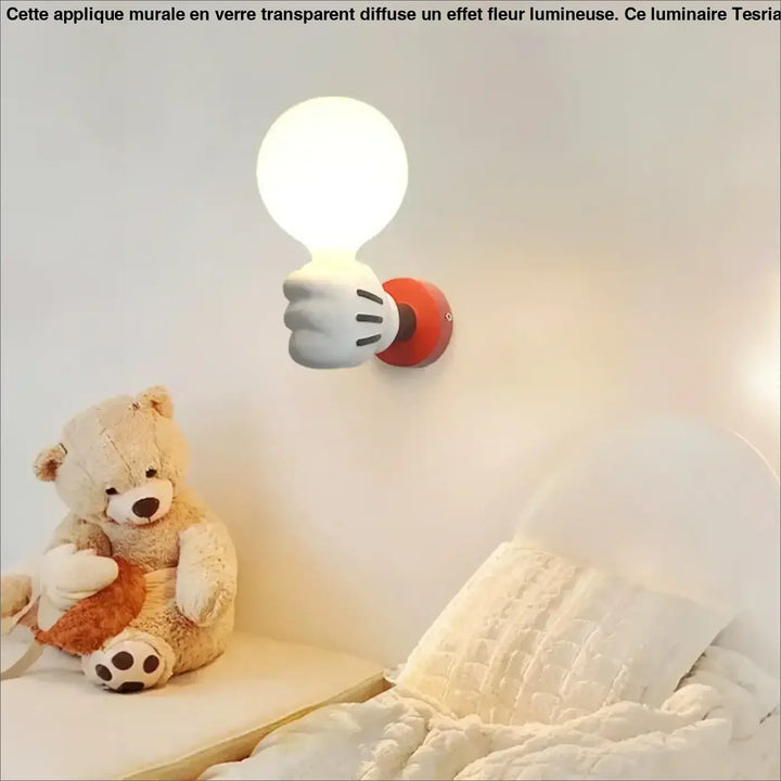 Applique murale ludique kidou en plastique blanc et rouge avec détails couture noire pour chambre d’enfant