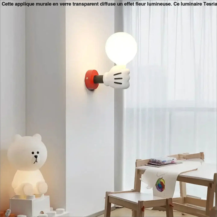 Applique murale ludique kidou en forme de main blanche tenant une ampoule sphérique lumineuse pour chambre d’enfant