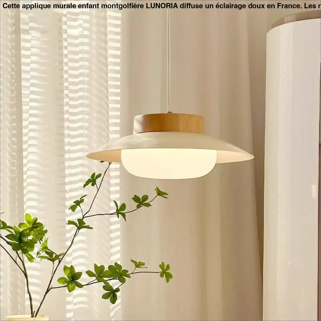 Suspension design moderne en bois et verre opalin pour éclairage doux

