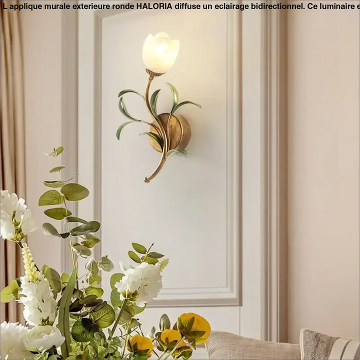 Applique murale florale dorée avec globe en verre blanc chic