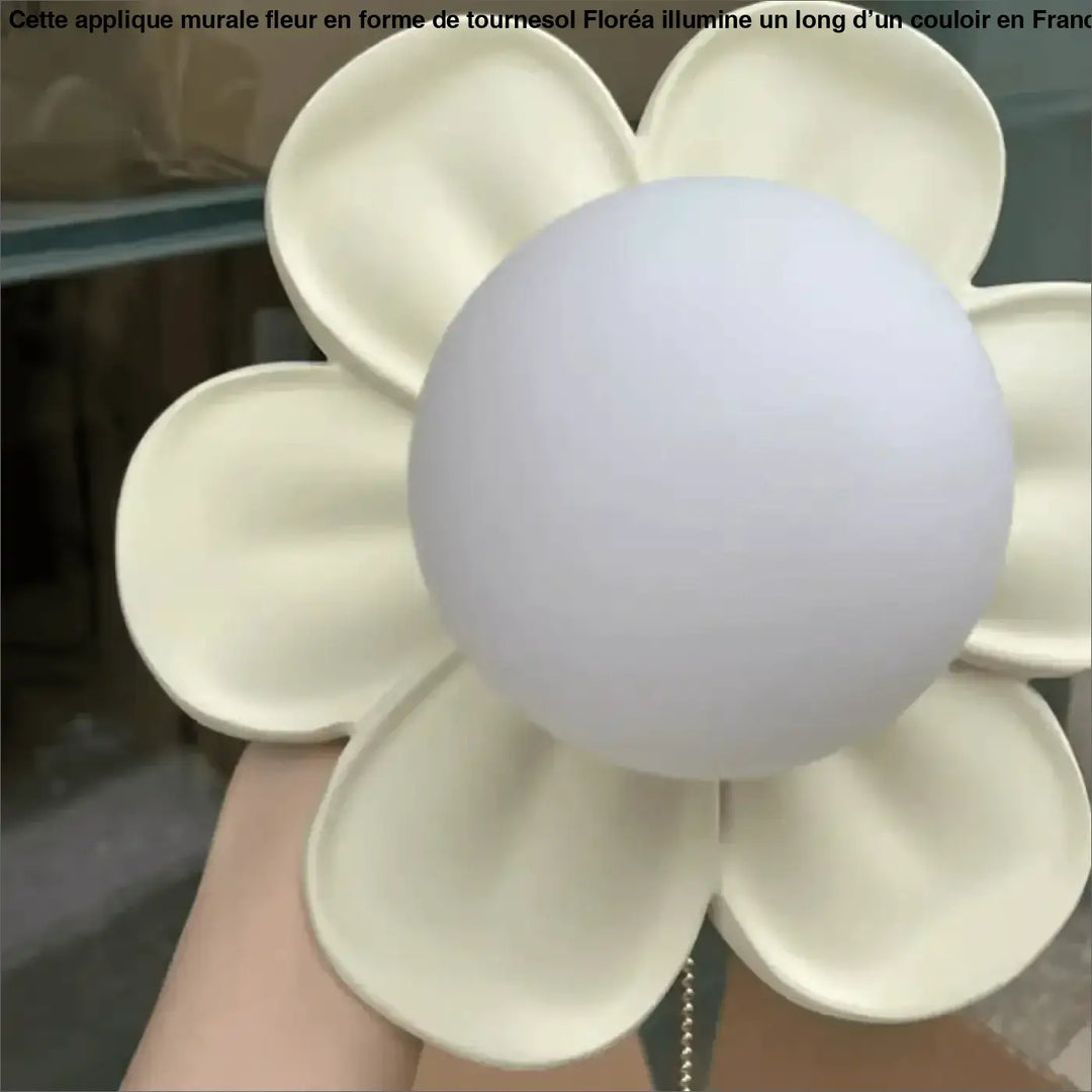 Applique murale fleur en forme de tournesol crème avec centre sphérique blanc givré pour éclairage intérieur